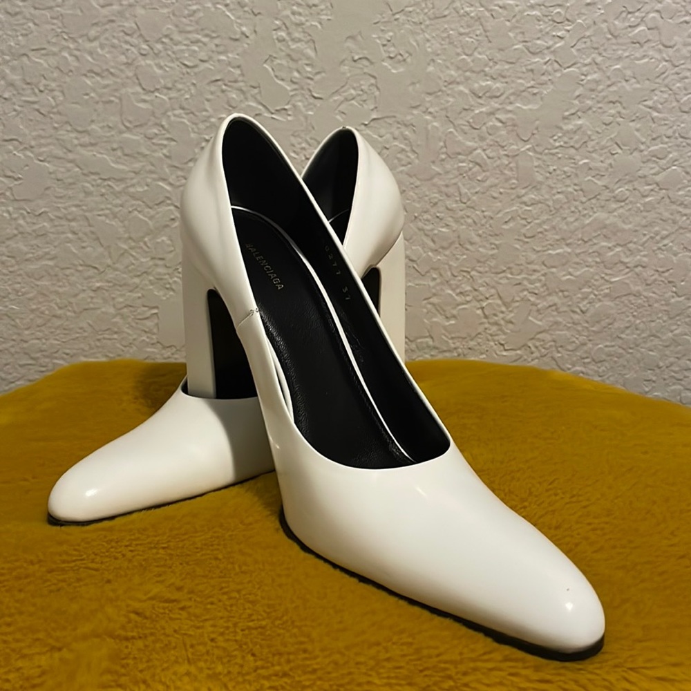 Gorgeous Balenciaga pump. White Brand-new Size 7